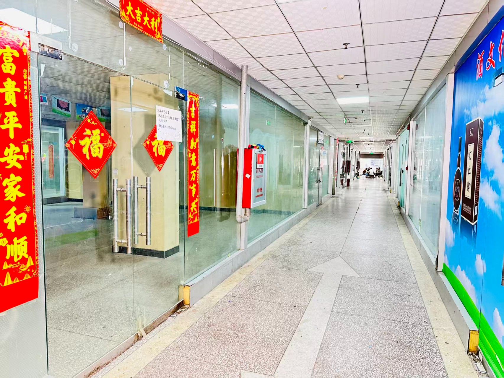 机车厂路园区位于洛阳市老城区春都路商贸核心区域，周边商业氛围成熟，交通便利，配套完善。依托传统副食品商贸资源，园区具备良好的经营基础和人气优势，是企业办公、商品展示、批发零售及创业发展的理想选择。