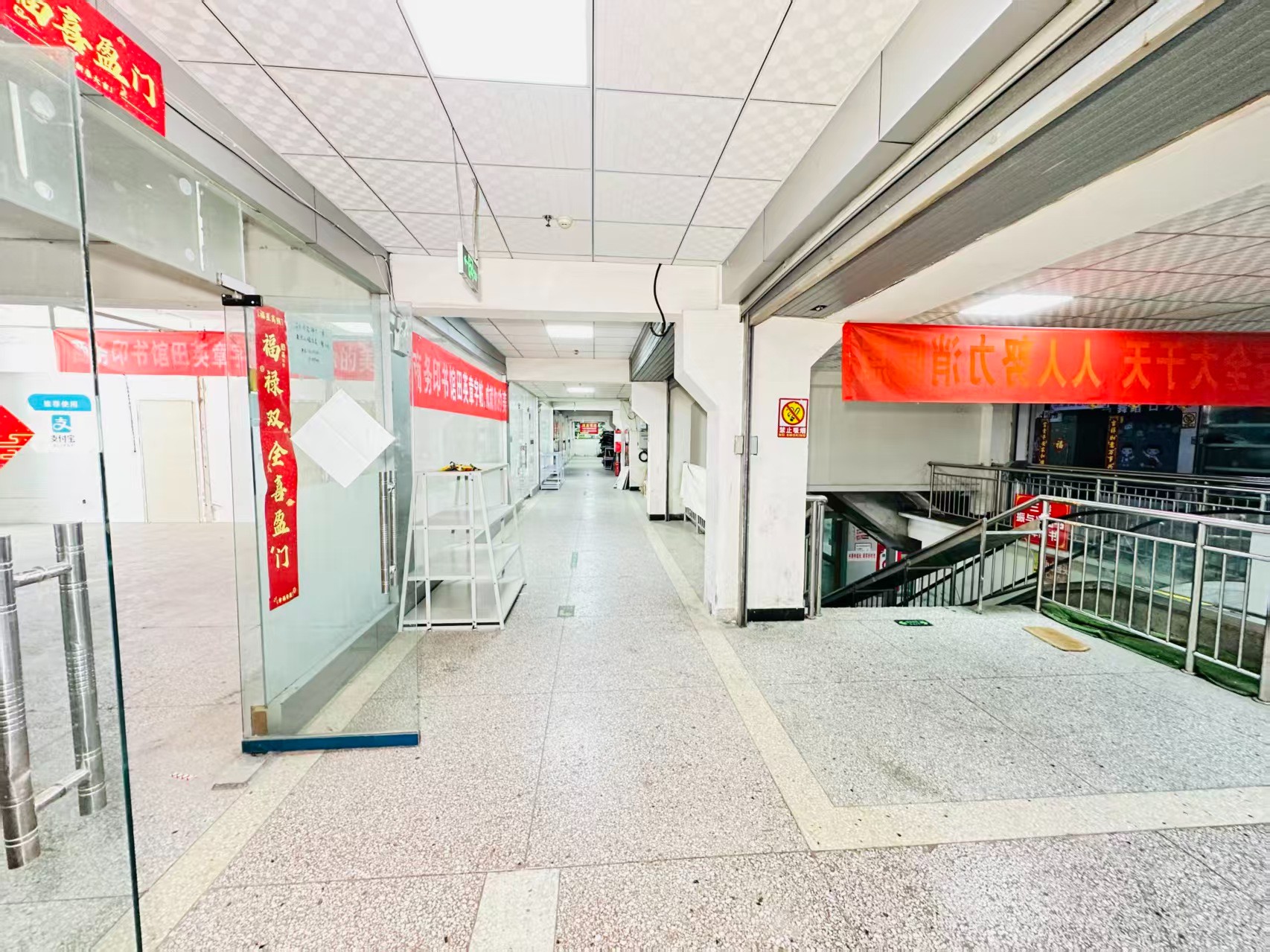 机车厂路引入人工智能技术应用场景，推动AI与商业、零售、电商、企业服务等领域融合发展。